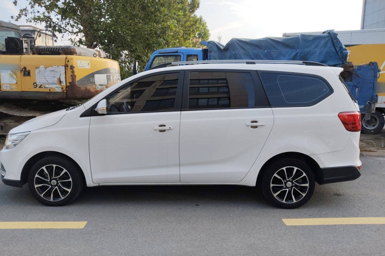 宝骏730 2019款 1.5L 手动超值型 7座 国VI车身外观4