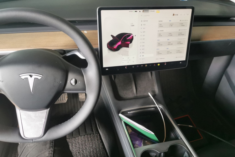 特斯拉 Model Y 2022款 长续航全轮驱动版中控内饰7002