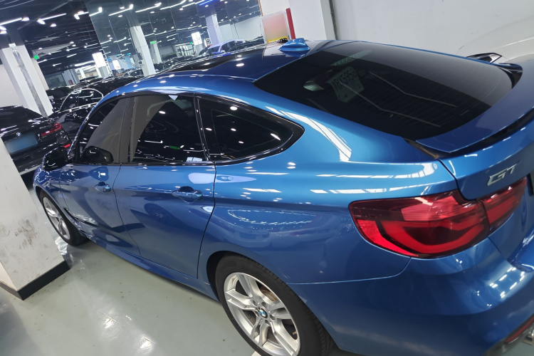 宝马3系GT 2020款 320i M运动套装车身外观4
