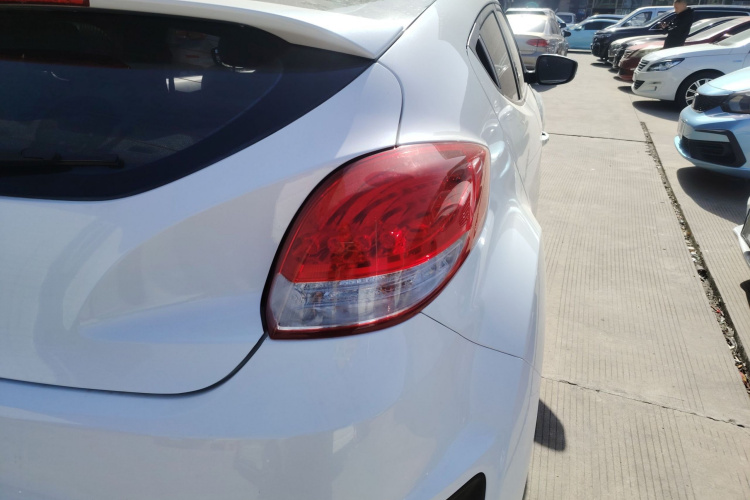 现代 Veloster飞思 2015款 1.6T 自动尊享版车身外观9