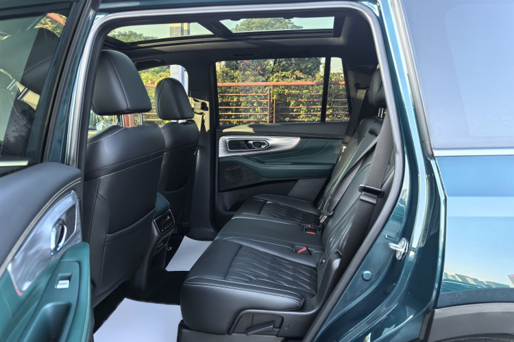 广汽传祺 传祺GS8 2022款 领航系列 2.0TGDI 两驱豪华智联版（七座）中控内饰7002