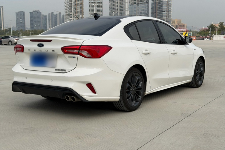 福特 福克斯 2022款 三厢 EcoBoost 180 自动ST Line车身外观6002