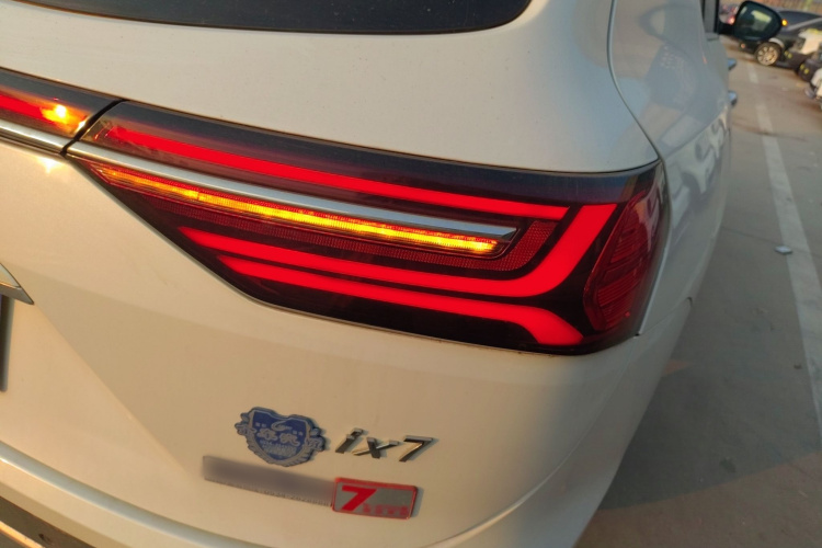 东风风光 风光ix7 2020款 2.0TGDI 自动两驱都市尊贵版车身外观9