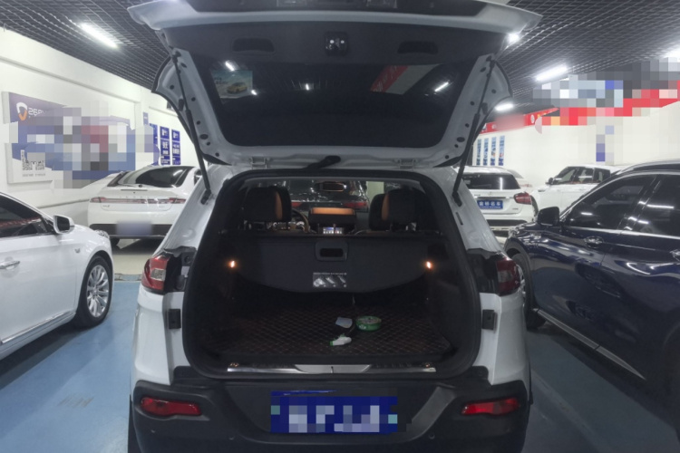 Jeep 自由光 2017款 2.0L 优越版机舱底盘23