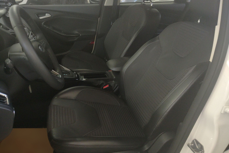 福特 福克斯 2018款 三厢经典 1.6L 自动风尚型智行版中控内饰19