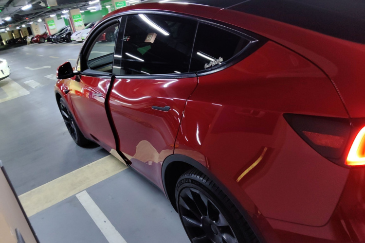 特斯拉 Model Y 2021款 长续航全轮驱动版车身外观4