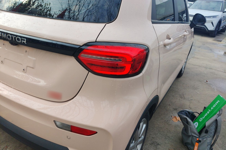 零跑汽车 零跑T03 2022款 耀金版车身外观7