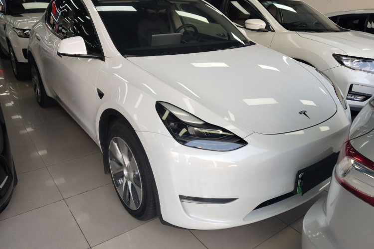 特斯拉 Model Y 2021款 长续航全轮驱动版车身外观3