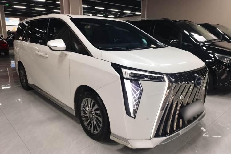 广汽传祺 传祺M8 2023款 宗师系列 双擎 御尊版车身外观3