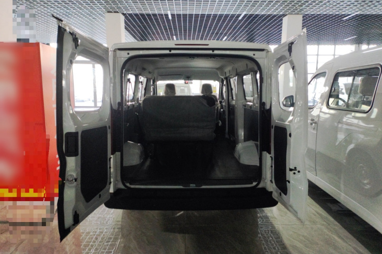 五菱汽车 五菱扬光 2025款 400km 客车版舒适型机舱底盘23