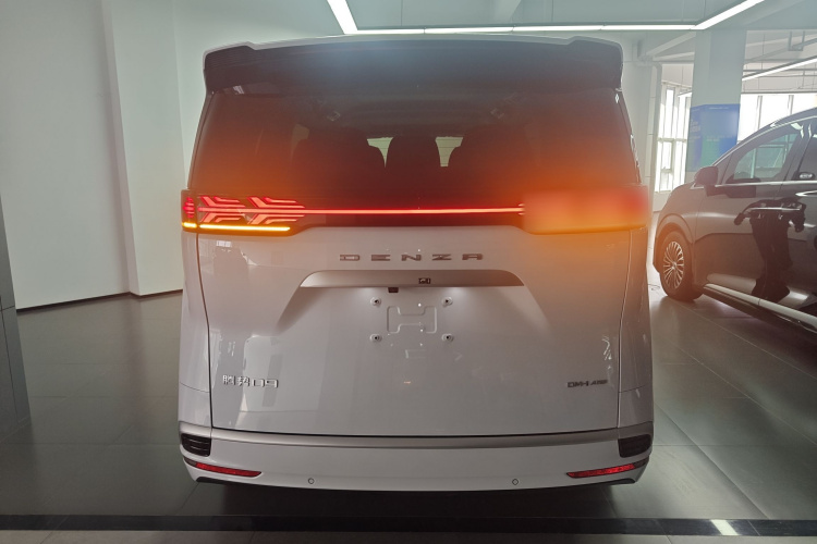 腾势D9 2024款 DM-i 980 四驱尊贵型车身外观6