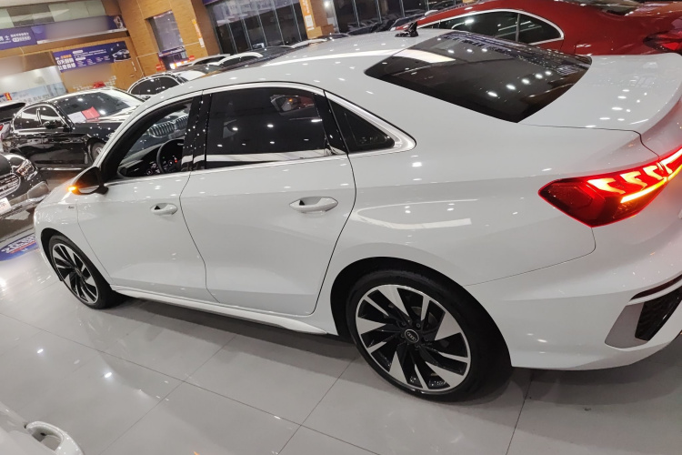 奥迪A3 2024款 A3L Limousine 35 TFSI 时尚运动型车身外观4