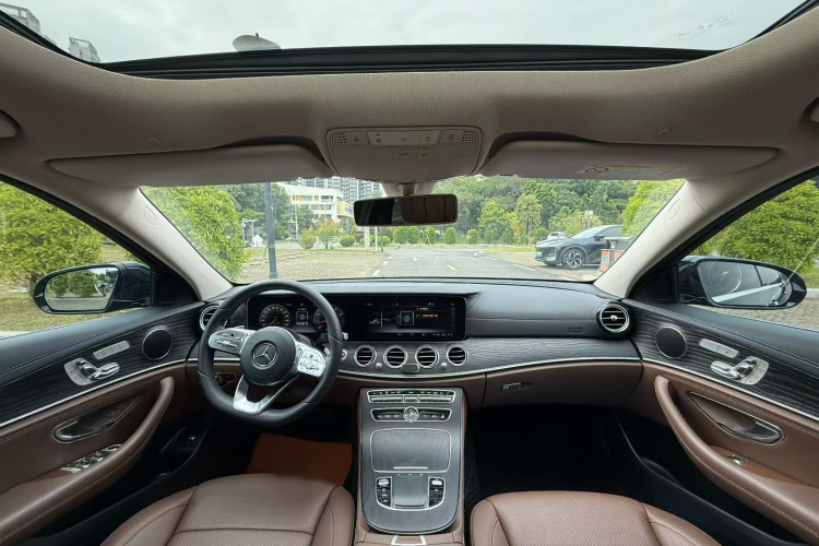 奔驰E级 2019款 改款 E 300 L 运动时尚型中控内饰7002