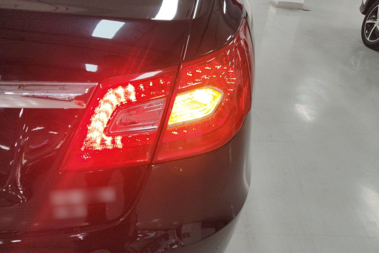 红旗H7 2015款 3.0L 豪华型车身外观9