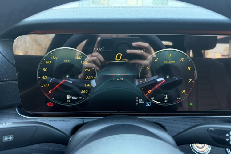 奔驰E级 2021款 E 300 L 运动时尚型局部细节14