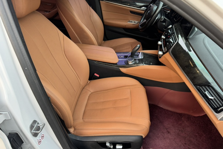 宝马5系 2019款 530Li 领先型 M运动套装中控内饰7009