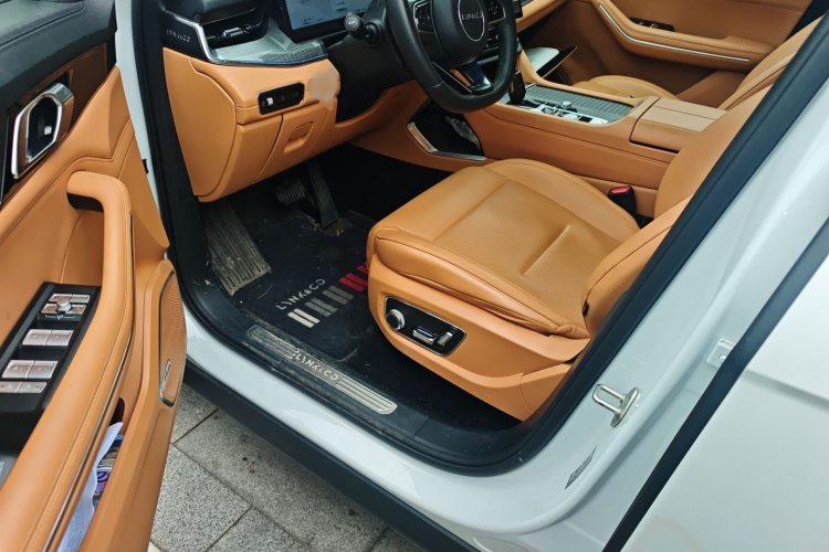 领克09 EM-P 2024款 2.0TD EM-P 四驱ULTRA 六座中控内饰7003