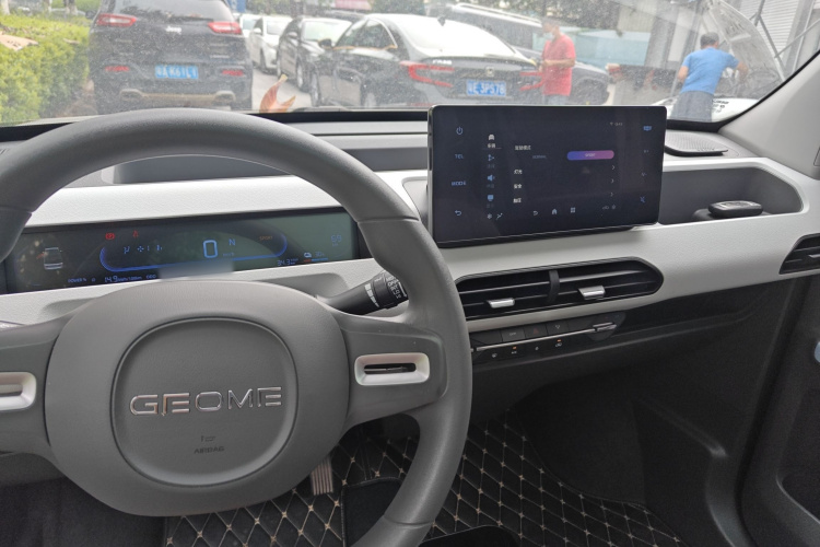 吉利银河 2023款 熊猫mini 新春版宝藏熊中控内饰7002