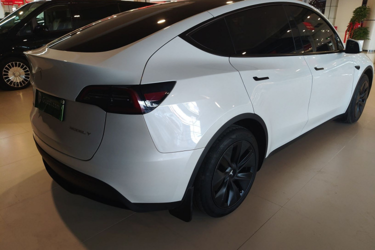 特斯拉 Model Y 2024款 后轮驱动版车身外观7