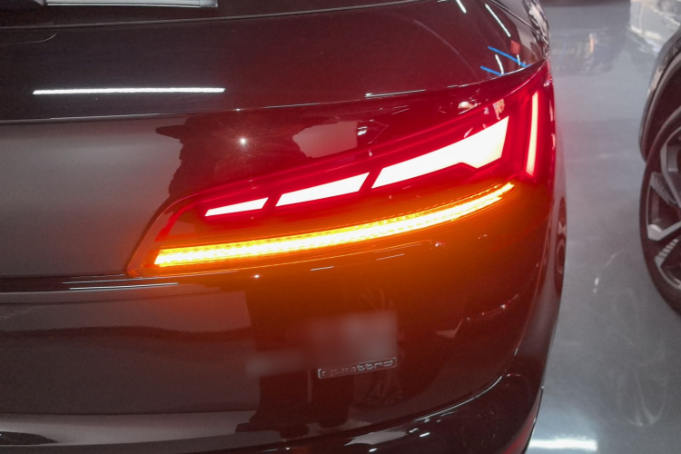 奥迪Q5L 2025款 45周年典藏版 40 TFSI 豪华动感型车身外观9