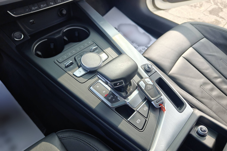 奥迪A4L 2019款 40 TFSI 时尚型 国VI中控内饰7009