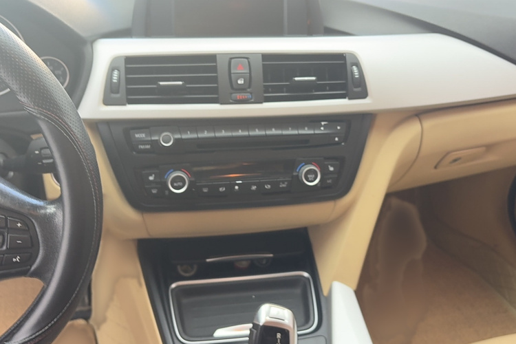 宝马3系 2013款 320i 时尚型局部细节16