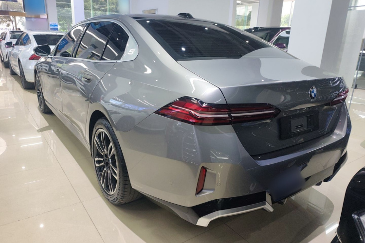 宝马5系 2024款 530Li 领先型 M运动套装车身外观6003