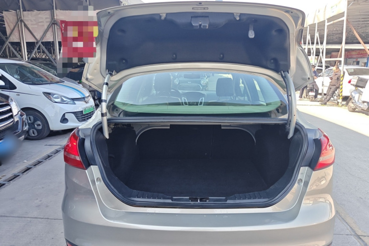 福特 福克斯 2018款 三厢经典 1.6L 自动舒适型智行版机舱底盘23