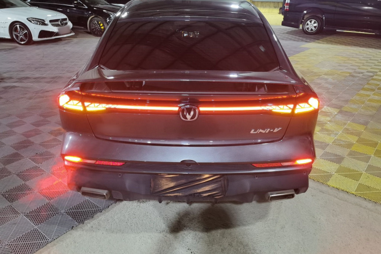 长安UNI-V 2024款 1.5T 尊贵型车身外观6