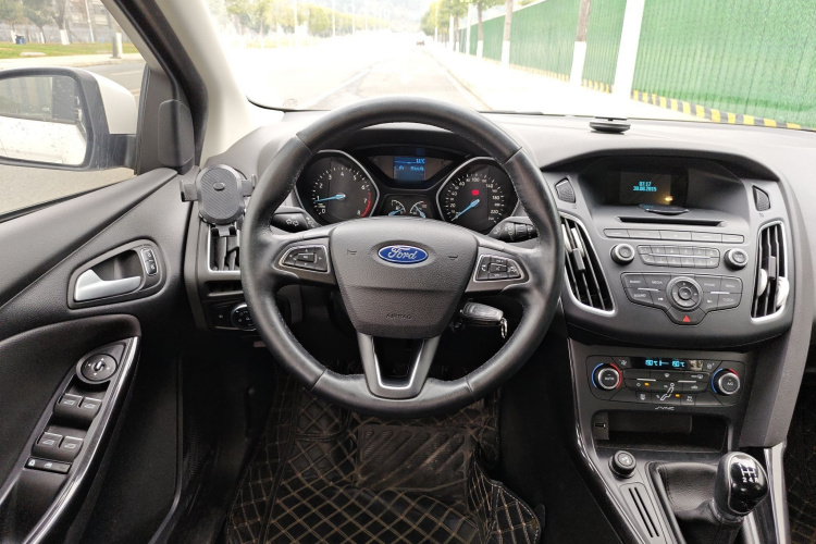 福特 福克斯 2015款 三厢 1.6L 手动风尚型中控内饰13