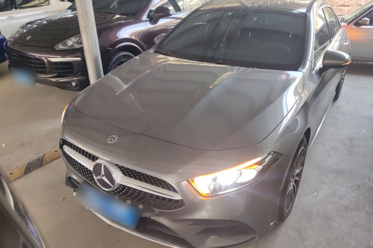 奔驰A级 2020款 改款 A 200 L 运动轿车时尚型车身外观2