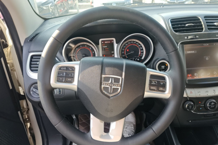 道奇 酷威 2013款 2.4L 两驱尊尚版中控内饰13