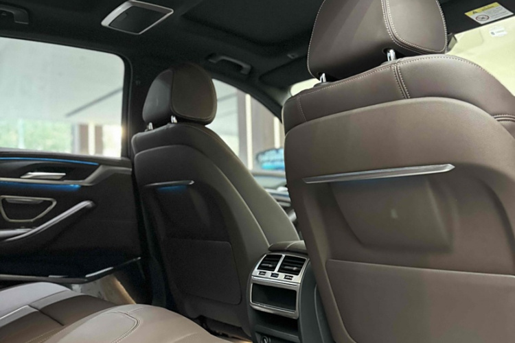 宝马5系 2023款 530Li 领先型 M运动套装中控内饰7003