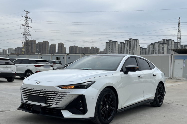 长安UNI-V 2022款 1.5T 智慧领航型车身外观1