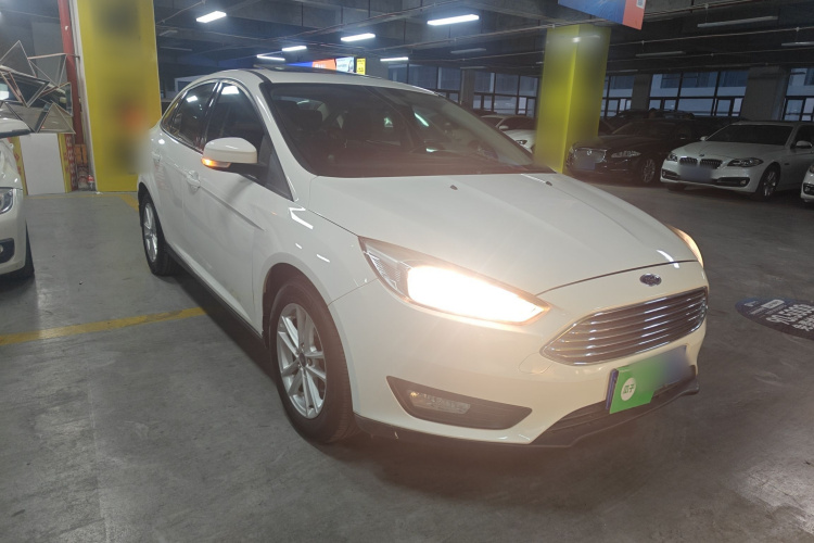 福特 福克斯 2018款 三厢经典 1.6L 自动风尚型智行版车身外观3