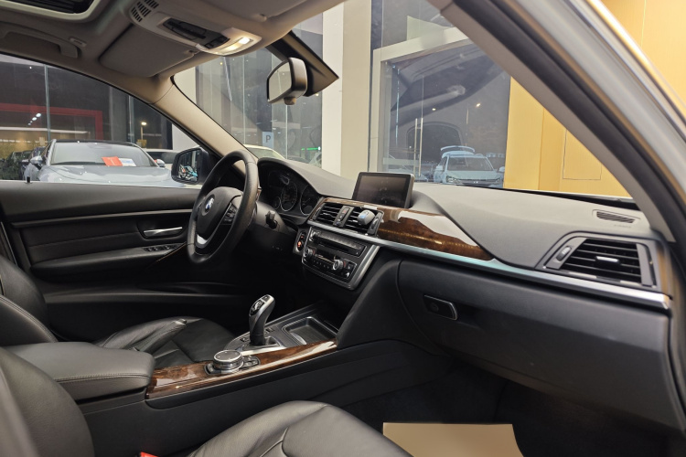 宝马3系 2015款 320Li 超悦版豪华设计套装中控内饰7015