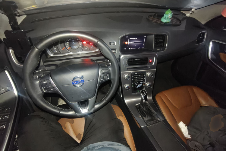 沃尔沃S60 2018款 S60L T3 智进版中控内饰12