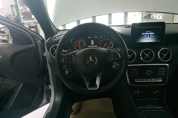 奔驰A级(进口) 2018款 A 200 时尚型中控内饰13