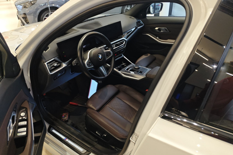 宝马3系 2023款 330i M运动曜夜套装中控内饰19