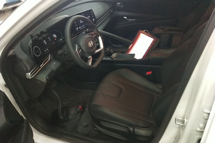 现代 伊兰特 2023款 1.5L CVT GLX精英版中控内饰19