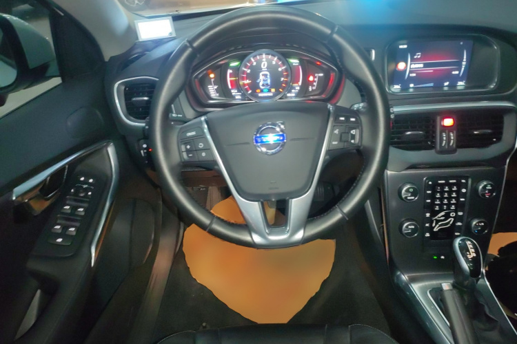 沃尔沃V40 2016款 T3 智逸版中控内饰13