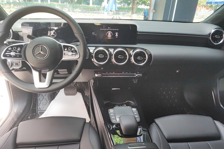 奔驰A级 2021款 A 200 L 运动轿车动感型局部细节16