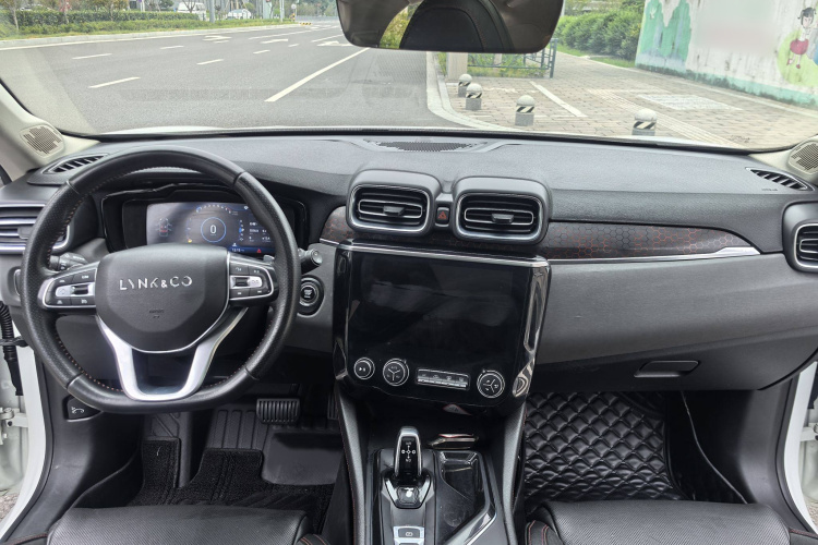 领克02 2018款 1.5T DCT两驱劲Pro版 国V中控内饰7005