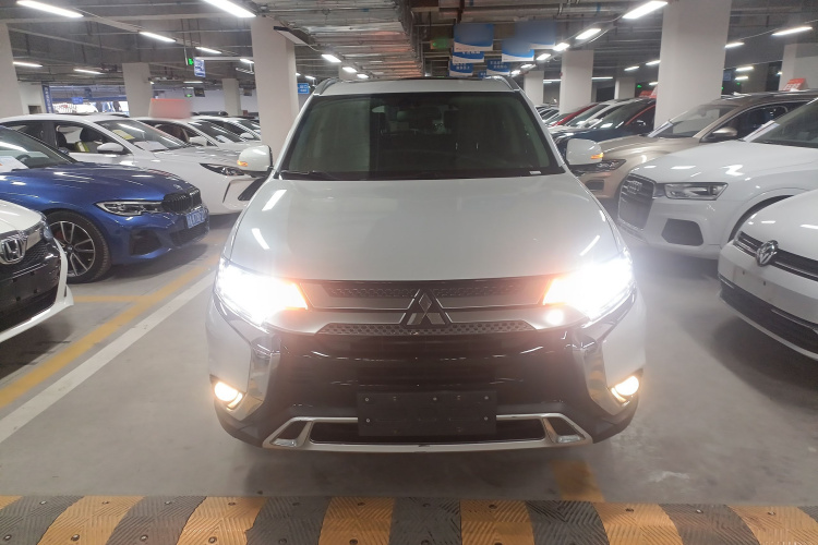 三菱 欧蓝德 2020款 2.4L 四驱致享版 7座车身外观2