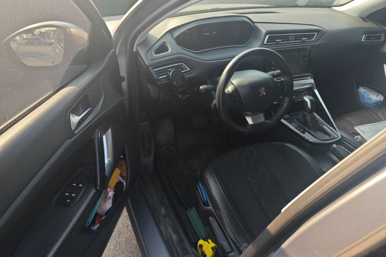 标致308 2016款 1.6L 自动豪华版中控内饰20