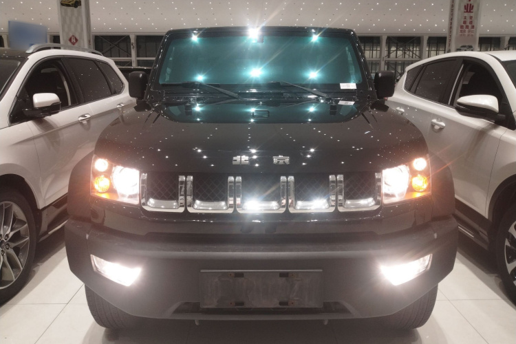 北京越野 北京BJ40 2016款 40L 2.3T 自动四驱尊享版车身外观2
