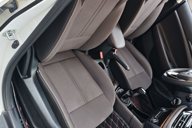 长安 逸动DT 2019款 1.6L 手动舒享型 国VI中控内饰7003