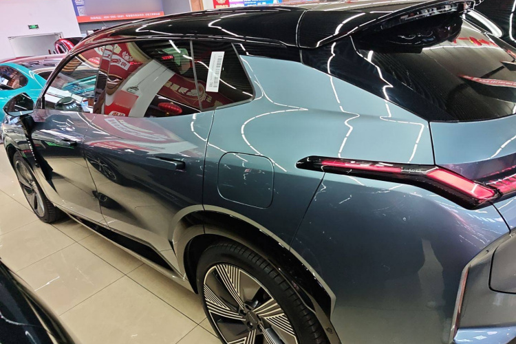 领克08 EM-P 2025款 220km 四驱性能Halo车身外观4