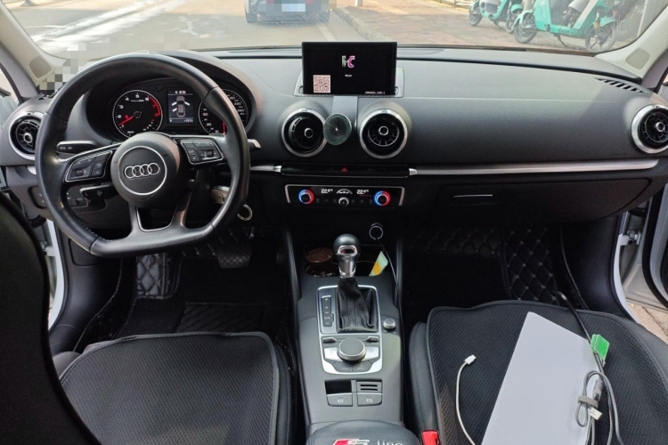 奥迪A3 2018款 30周年年型 Limousine 35 TFSI 运动型中控内饰12