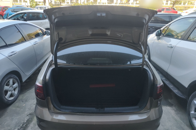 大众 速腾 2015款 1.6L 手动舒适型机舱底盘23